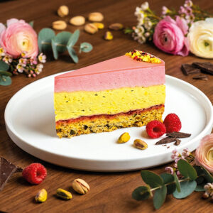 Mentes tortarendelés 43 Málnás pisztáciamoussetorta